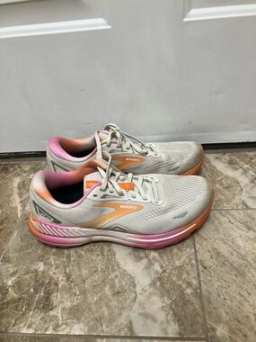Brooks Women's Adrenaline GTS 23 Running Shoes size 11.5 B